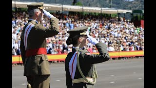 El Rey acompañado por la Princesa de Asturias entrega los Reales Despachos de Empleo en la AGBS [upl. by Vig]