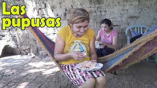 Doña Gerarda comiendo pupusas  Ediciones Mendoza [upl. by Gherardi]