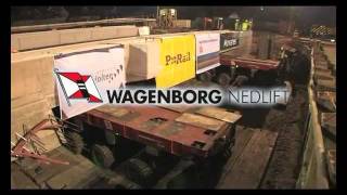 Zwaar transport Wagenborg Nedlift Inrijden van de spoorviaduct Rijssen [upl. by Willdon]