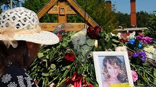 Жанну Фриске похоронили на НиколоАрхангельском кладбище  Funeral Zhanna Friske [upl. by Khalin260]