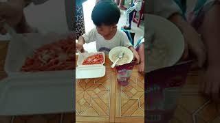 K1 feeding sa school alam nya nga kumain mg isa [upl. by Yentruocal]