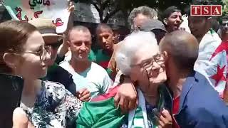 Alger 22e vendredi  Louisette Ighilahriz entourée de manifestants [upl. by Volny]