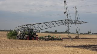 Traktor fährt gegen Strommast  Mast kippt um  3 Verletzte  Stromausfall in Weilerswist am 4822 [upl. by Immac485]