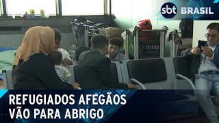 Refugiados afegãos acampados no Aeroporto de Guarulhos vão para abrigo  SBT Brasil 040424 [upl. by Ydnas]