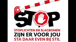 Stoplichten en slagbomen zijn er voor jou Sta er even bij stil [upl. by Youngman317]