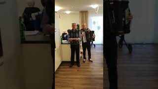 Amir Khalif mit Karl Heinz Witzler singt ein Lied aus seiner Jugendzeit [upl. by Kina]