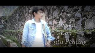 Demeises  Kau Begitu Penting Official Lyrics Video [upl. by Rexford]