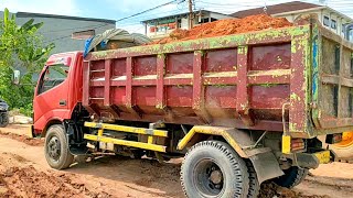 Mobil truk Toyota Dyna bongkar Timbunan tanah merah [upl. by Amme]