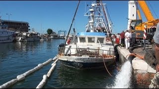 Porto di Rimini le fasi del recupero del peschereccio affondato [upl. by Beck]