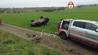 Zwischen Wiernsheim und Serres  VWFahrer prallt gegen Baum und landet auf dem Dach in einem Feld [upl. by Ahel434]