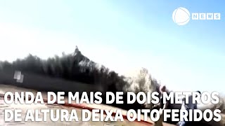 Onda de 25 metros de altura deixa oito feridos em praia [upl. by Giacamo]