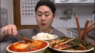 순두부찌개와 파김치 길쭉한 소세지 따뜻한 대접밥 위에 찬밥도 같이 해치우기 참 맛나게 잘 먹었습니다 먹방MUKBANG [upl. by Ayimat]