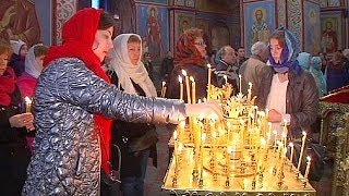 Pasqua in Ucraina a Kiev i fedeli pregano per lintegrità del Paese [upl. by Sorazal]