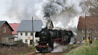 Schwerer Zementzug mit zwei Dampfloks  52 8029  52 8047 auf den Steigungen rund um Nossen [upl. by Kerby]