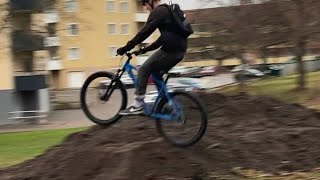 Cykel dirt jumping i staden [upl. by Felicidad522]