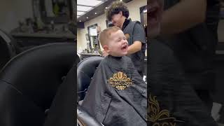 El ataque de risa viral de un niño en la peluquería ✂ [upl. by Ynattyrb157]