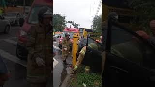 Acidente em frente ao Shopping Estrada deixa duas pessoas feridas [upl. by Lilac]