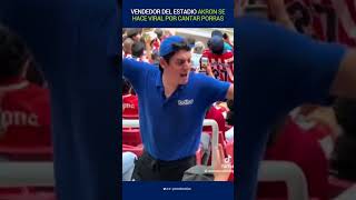 Vendedor del estadio Akron se hace viral por cantar porras fly chivas partidoenvivo chivas [upl. by Zeuqcaj257]