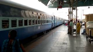 Hubli WDP4B brings in Gandhidham Bangalore Express [upl. by Cordle]