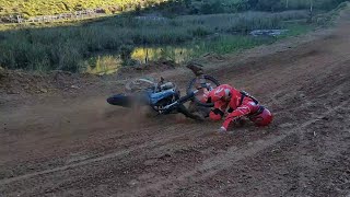 Lander quebra roda dianteira rampa motocross [upl. by Berkman]