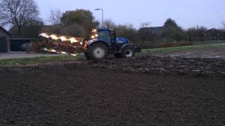 Ploegen en tarwe zaaien 2013 NewHolland T7030 T6030 en kverneland ploeg en lemken Solitair 8 [upl. by Enitsua864]