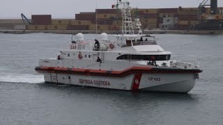 Motovedetta con i migranti da Albania a Bari lo sbarco sotto la pioggia [upl. by Paolina]