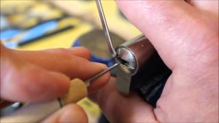 Crochetage lockpicking Dom IX6 KG Face B [upl. by Selrhc]