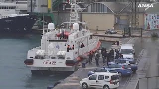 Rientrata dallAlbania la motovedetta con 12 migranti larrivo al porto di Bari [upl. by Airetas]