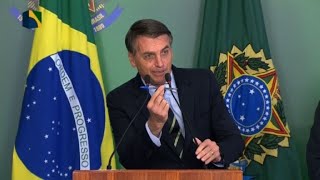 Brésil Bolsonaro signe un décret sur la détention darmes [upl. by Gothard]