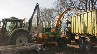 JCB FASTRAC  VALTRA TRECKER  BAUMSTÄMME HÄCKSELN MIT MOBILHACKER clearing trees [upl. by Akena]