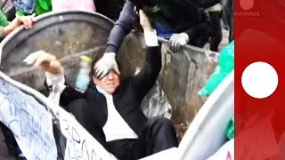 Video Unbeliebter Politiker landet in Mülltonne in Kiew Ukraine [upl. by Attolrahc]