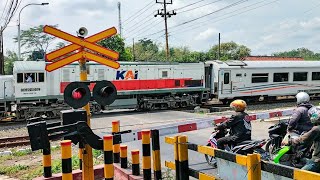 Palang Pintu Kereta Api Daop 5Railroad Crossing IndonesiaKA JoglosemarKerto [upl. by Larimore]