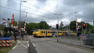 Spoorwegovergang Bilthoven  Dutch railroad crossing [upl. by Laverna]