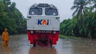 DITERPA HUJAN BADAI  TERENDAM BANJIR‼️ LOKOMOTIF KERETA API INI TAK BISA BERGERAK [upl. by Orland]