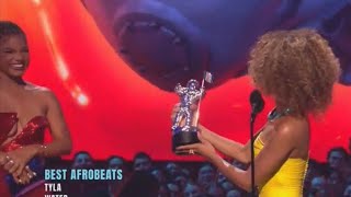 Watch Halle Bailey refuse to help Tyla hold her own VMA Award ‘girl get someone else to do it’ [upl. by Haugen]