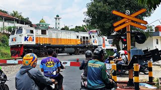 RAILROAD CROSSING INDONESIA Perlintasan Kereta Api Cipaku Kota Bogor [upl. by Atisusej895]