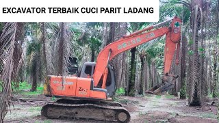 skills terbaik operator excavator Hitachi cuci parit ladang sawit Hitachi120 [upl. by Airamalegna]