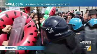 Scontri con la Polizia a Napoli forzato il posto di blocco e i poliziotti rispondono con una [upl. by Bamby]