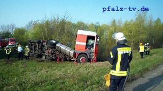 Speiseöl LKW umgekippt Abfahrt A 61 auf die A6 am Frankenthaler Kreuz [upl. by Nirehtak622]