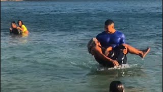 Mi abuela se desmaya en la playa Broma Pesada 😱😰 [upl. by Ayatnohs637]