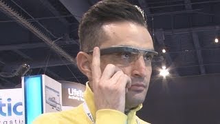 CES14  Le tapis de course Technogym piloté par Google Glass [upl. by Eanel391]