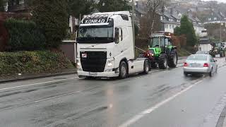 Landwirte amp Unternehmer demonstrieren in Siegen  fast 1000 Fahrzeuge  Trecker amp Trucks  291223 [upl. by Aitat]