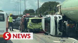 Eight vehicles involved in second pileup on Pasir Gudang Highway in three days [upl. by Noelani416]