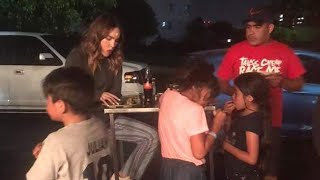 Belinda canta cumbias y come tacos en un puesto de la calle [upl. by Susejedesoj]