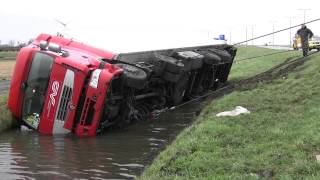 Vrachtwagen te water langs N242 in Alkmaar door losgeschoten stuurstang [upl. by Setsero926]