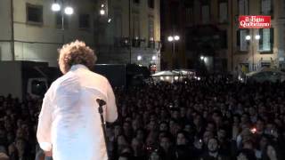 Beppe Grillo a Napoli contro la politica del quottengo cognatoquot [upl. by Auoh]