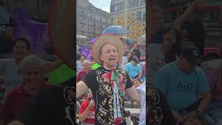 GRINGO CANTANDO CIELITO LINDO mexico vivamexico mexicanos cdmx [upl. by Cilurzo485]