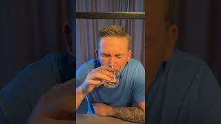 Als je je glas een beetje te rap wilt opdrinken comedie drinken verslikken [upl. by Domela429]