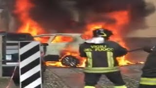 Incendio Auto con scoppio Pompieri in azione vigili del fuoco  intervento in diretta [upl. by Trinidad]