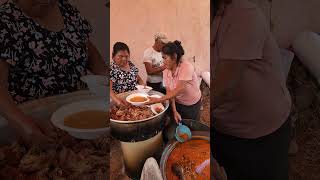 Comida Mixteca Oaxaqueña Oaxaca PueblosdeOaxaca FiestaPatronal calendas tradicional mole [upl. by Yerahcaz]